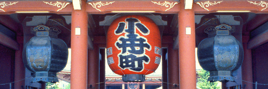 Tokyo_Sensoji_AsakusaKannonTemple_11_Hallway&Lantern_g_4000.jpg