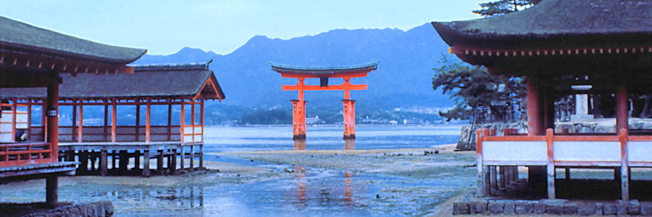 Miyajima_8_ToriGate&TempleComplex_g2_4000.jpg