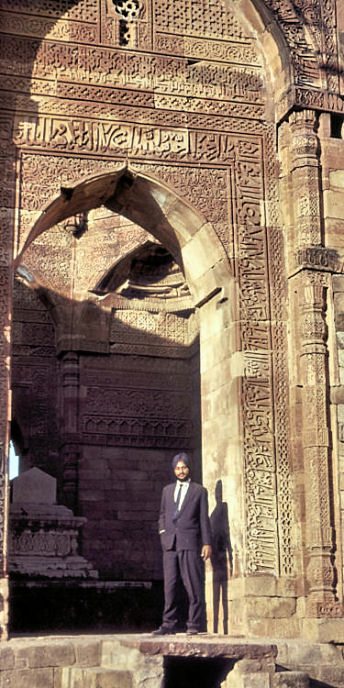 QutabMinar_7_Tomb_v.jpg